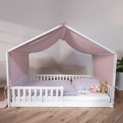 tiSsi Baldachin aus Musselin in Altrosa auf weißem Hausbett 140x200 cm im Kinderzimmer