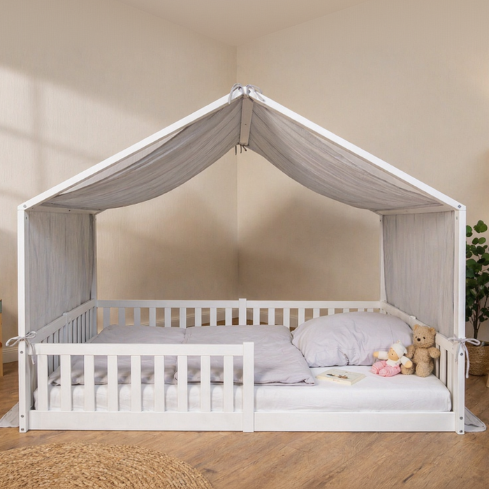 tiSsi Baldachin aus Musselin in Grau auf weißem Hausbett 140x200 cm im Kinderzimmer