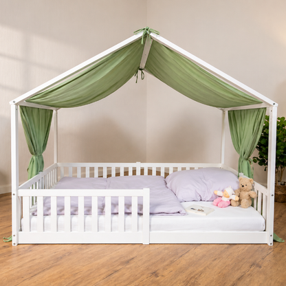 tiSsi Baldachin aus Musselin in Grün auf weißem Hausbett 140x200 cm im Kinderzimmer
