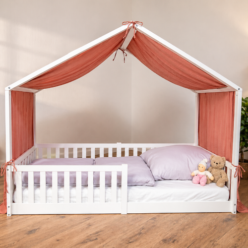 tiSsi Baldachin aus Musselin in Mokka auf weißem Hausbett 90x200 cm im Kinderzimmer