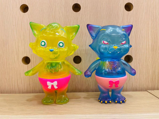 MAW COLLECTION CAT SET featuring two 12cm Sofubi plastic cat toys, one with a bow and the other with a pink and yellow design.