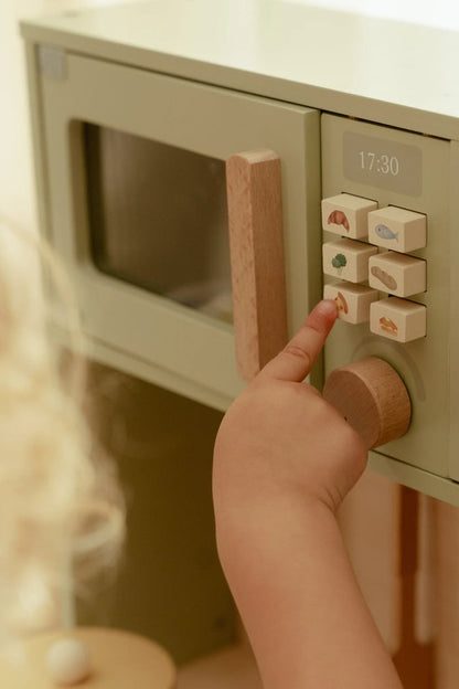 Mintfarbene Spielküche aus Holz im Kinderzimmer – Seiten- und Detailansicht