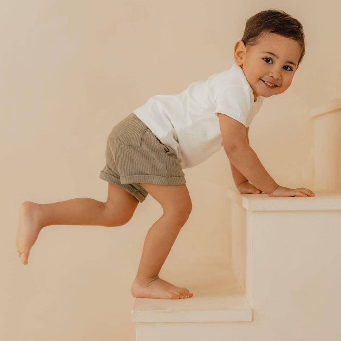 Kinder Shorts in Olive aus weichem Material fuer warme Sommertage, Kindergarten, Freizeit, Urlaub und den Alltag