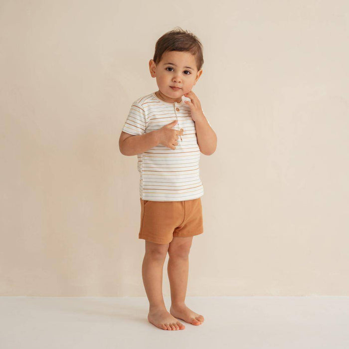Kinder Shorts mit Vintage Streifen in Gelb aus weichem Material fuer warme Sommertage, Freizeit, Urlaub und den Alltag