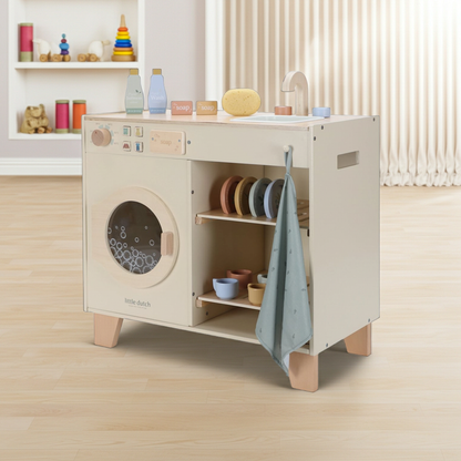 Little Dutch Waschmaschine aus Holz als Rollenspielzeug im hellen Kinderzimmer
